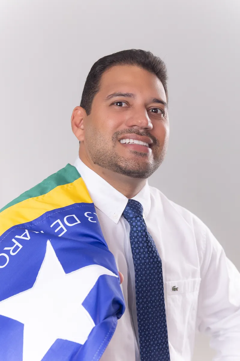 Dr. Thales Coelho com a bandeira do Piauí sobre o ombro